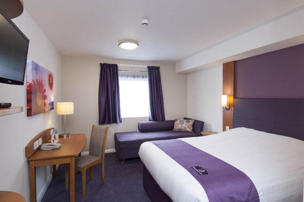 Premier Inn Cardiff Roath Room photo