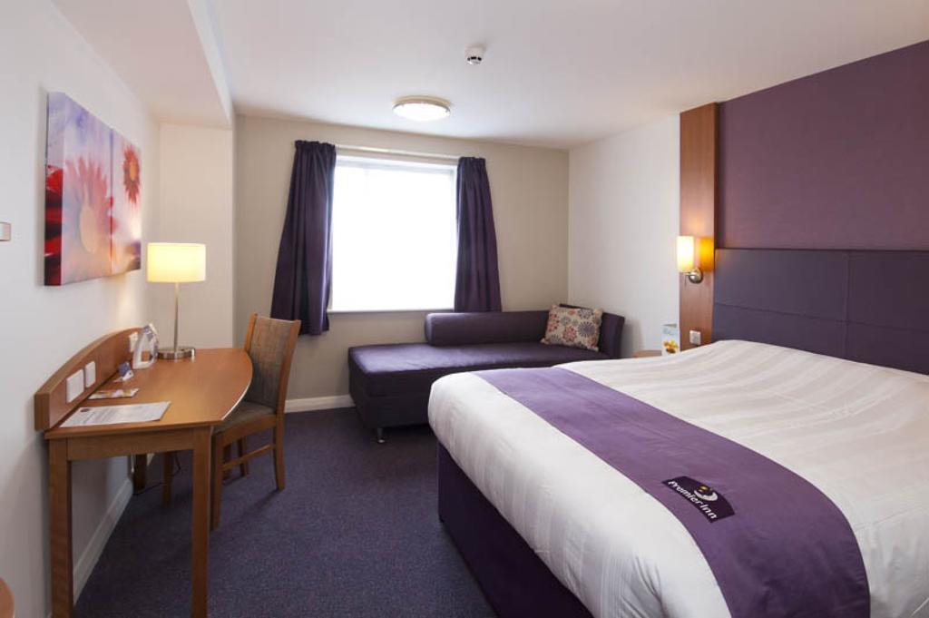 Premier Inn Cardiff Roath Room photo