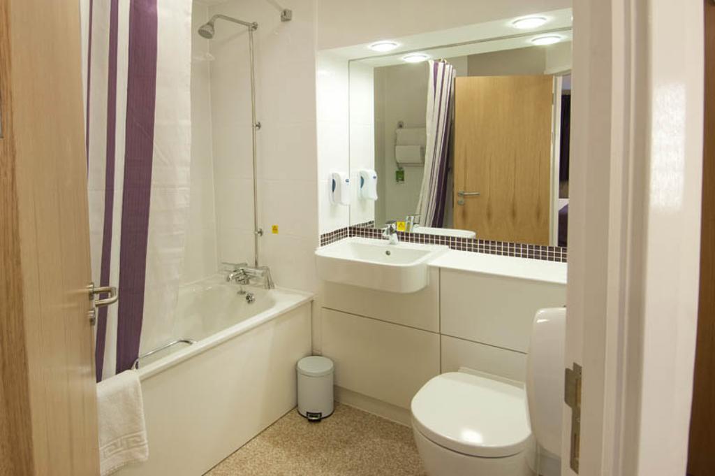 Premier Inn Cardiff Roath Room photo